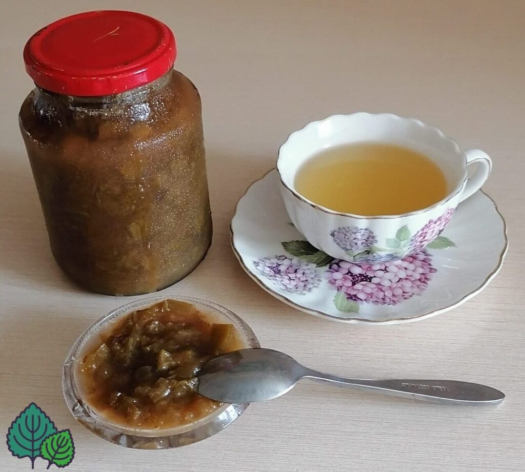Варенье из ревеня и чашечка чая.